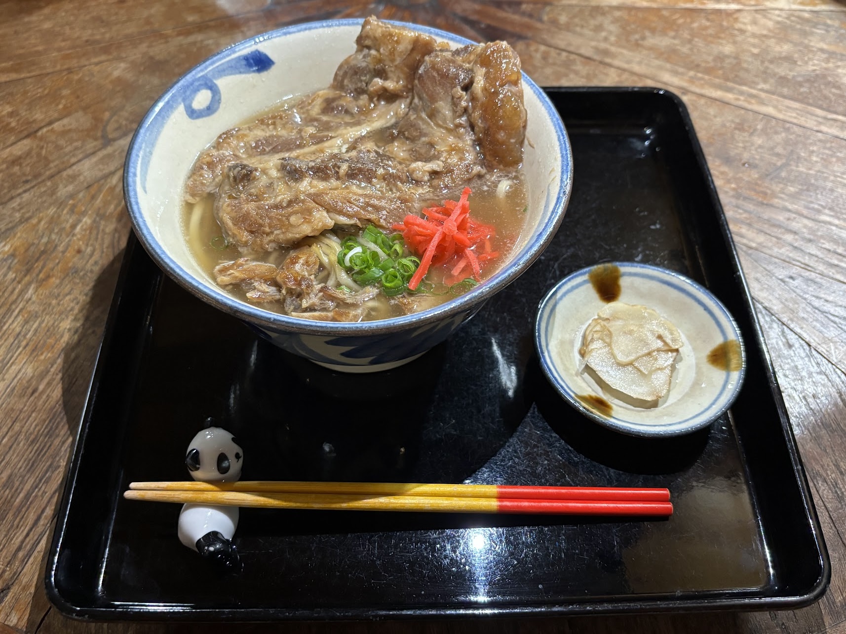 軟骨ソーキそば - とろけるような柔らかさの特大軟骨ソーキ